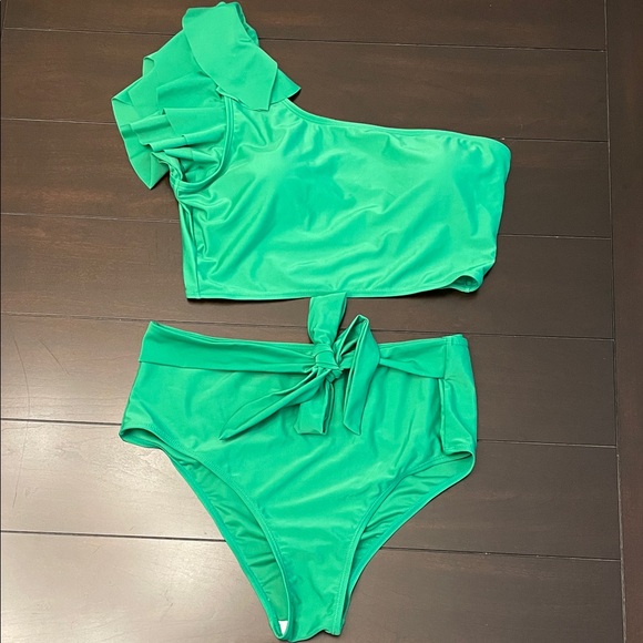 Elegant Green One-Shoulder Bikini - Picture 2 of 9